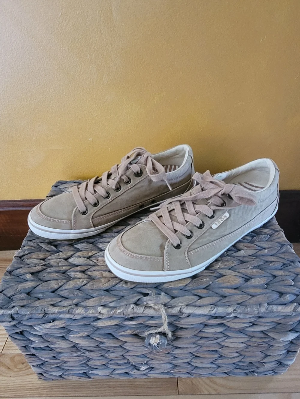 Taos Sz 7 Casual Beige Suede Lace-Up Sneakers - Picture 2 of 9